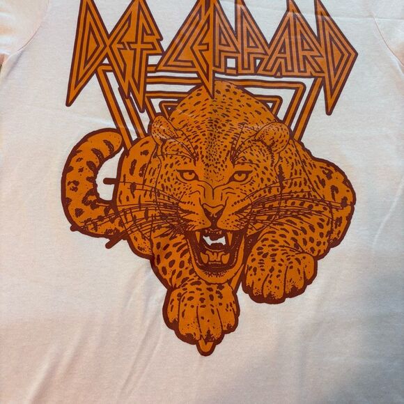 Def Leppard Woman Pink Leopard Graphic Band Tee Small NWOT - Picture 3 of 5